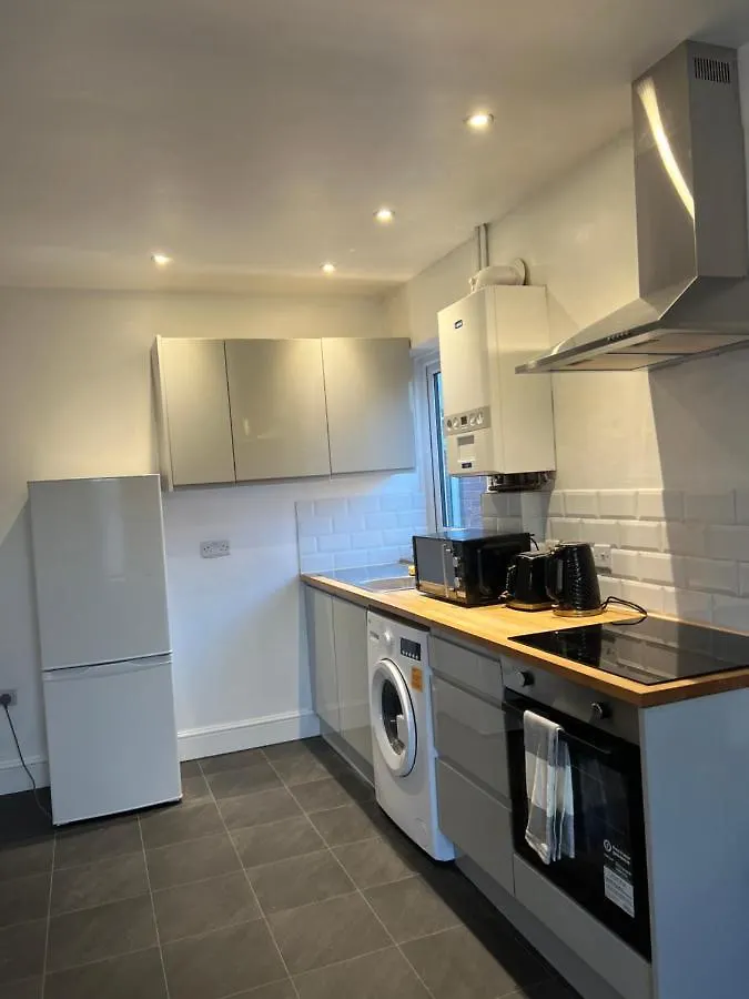 Apartment Modern 2 Bed Flat Southampton- Close To Central Station & Shops